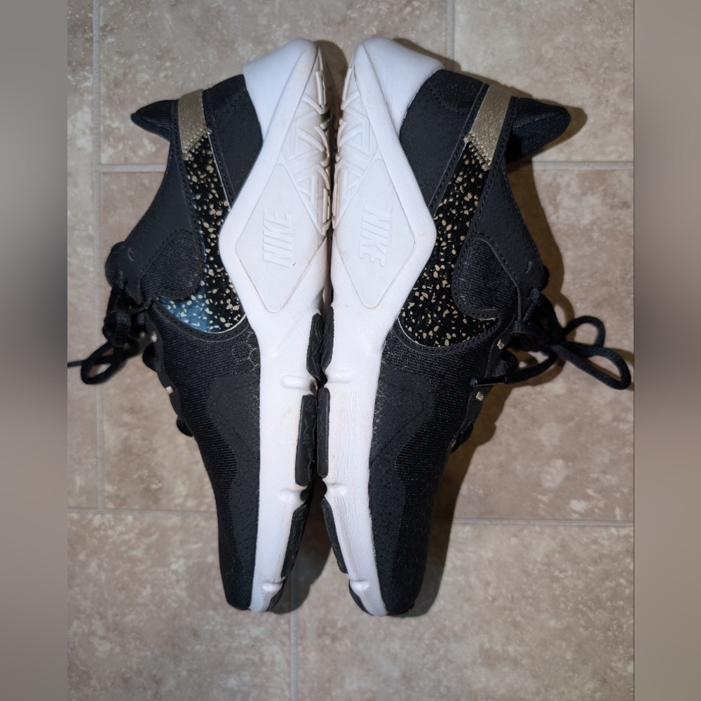 👟🖤 NIKE Legend Essential 2 Women's Shoes (Black/White/Metallic Gold) - Picture 10 of 11